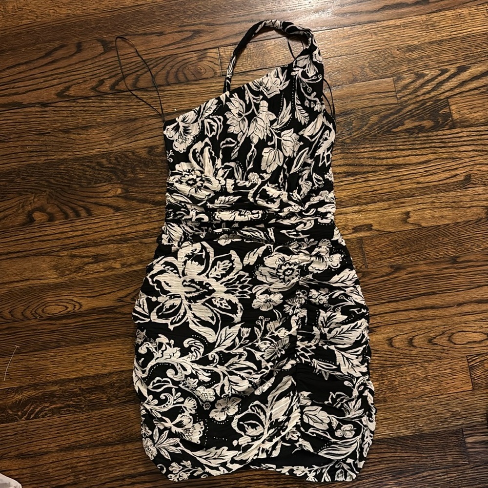 Zara black and white one shoulder dress: great used condition. Worn 3 x